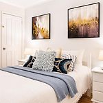 Modern Holland Park Unit With Easy City Access