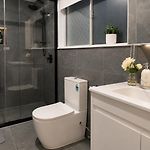 Modern Holland Park Unit With Easy City Access
