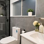 Modern Holland Park Unit With Easy City Access