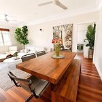Spacious & Stylish Family Friendly Home Near Cbd