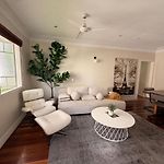 Spacious & Stylish Family Friendly Home Near Cbd