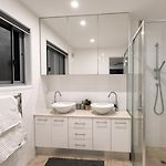 Self-Contained Unit In Highgate Hill