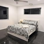 Self-Contained Unit In Highgate Hill