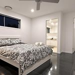 Self-Contained Unit In Highgate Hill