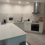 Sunnybank Hills Walkable Retreat