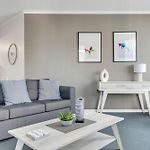 Bright Modern Cbd Apartment Parking Pool & Gym