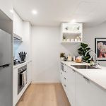 Million Dollar Views & Location! Walk To Cbd!