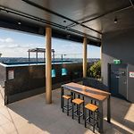 2Br City Sky Home - Pool - Gym - Sleeps 6 - Baby