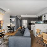 Chic 2-Bed Apartment & 5 Minutes Walk To Qpac