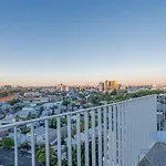 Modern Central 2 Bed Carpark Wifi Netflix Pool Gym