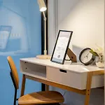 Modern Central 2 Bed Carpark Wifi Netflix Pool Gym