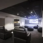 Resort Living 2 Bedroom With Pool, Spa, Gym & Parking