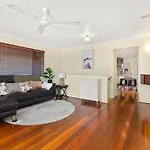 Kozyguru Albion Charming House With 3 Bedroom Parking -Qal035