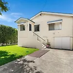 Kozyguru Albion Charming House With 3 Bedroom Parking -Qal035