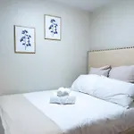 Spacious 3 Bed City Apt With Car Park, Pool & Gym