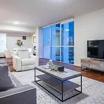 Spacious 3 Bed City Apt With Car Park, Pool & Gym