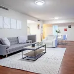 Spacious 3 Bed City Apt With Car Park, Pool & Gym