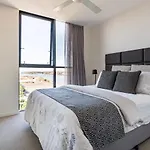 Elegant 2 Bed 2 Bath 1 Car Pool & Gym Portside