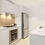 Luxury 1 Bedroom Retreat In With Pool And Gym Apartment *