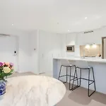 Luxury 1 Bedroom Retreat In With Pool And Gym