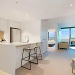 Apartment Luxury 1 Bedroom Retreat In With Pool And Gym *