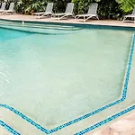 Chic Inner City Position 2 Bedroom With Parking By Serain Residences *