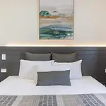 Coopers Colonial Motel