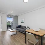 Lovely 2- Bedroom Rental Unit With Free Parking