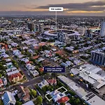 Classic Queenslander With Pool & Yard *