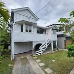 Classic Queenslander With Pool & Yard Holiday home *