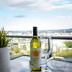 Break Panoramic River Views Free Parking Brisbane