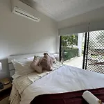 Modern Charm Apt With Outdoor Space And Parking