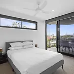 Glorious 2-Bed Apartment Near Local Shops