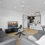 Glorious 2-Bed Apartment Near Local Shops