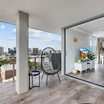 Spacious Inner City Apartment With Free Parking