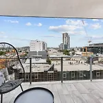 Spacious Inner City Apartment With Free Parking