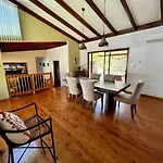 Cosy Entire Home In Everton Hills