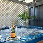 Oasis+spa Tennis Court Holiday home Brisbane