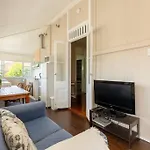 Quaint & Cosy 1 Bedroom In Queenslander. Brisbane