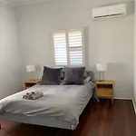Charming 1920's 4br Freestanding Plantation Qldr. Holiday home *