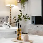 Spacious 2 Bed 2 Bath Apartment At South Brisbane
