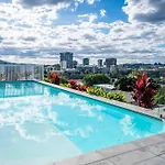 Modern 1-Br Apt With Pool Access