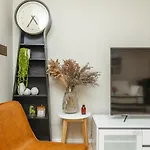 Spacious Newly Redecorated 5Bd Family Home