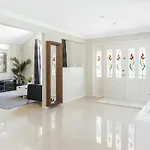 Spacious Newly Redecorated 5Bd Family Home