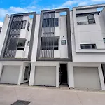 J24B - Bulimba Home From Home