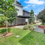 J24B - Bulimba Home From Home