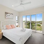 Luxury Hilltop Brand-New 5Bd Holiday Home