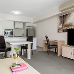 Oaks Brisbane River City Suites