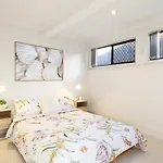 Super Host! 2 Bedrooms, Restaurants & Train