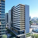 Luxurious 2 Bed City Scape Retreat With Rooftop